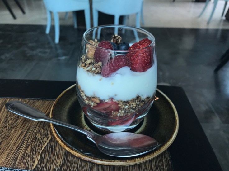 A photo of granola caseira com logurte e fruta (homemade granola with yogurt and fruit) at Organic Caffe in Estoril, Portugal.
