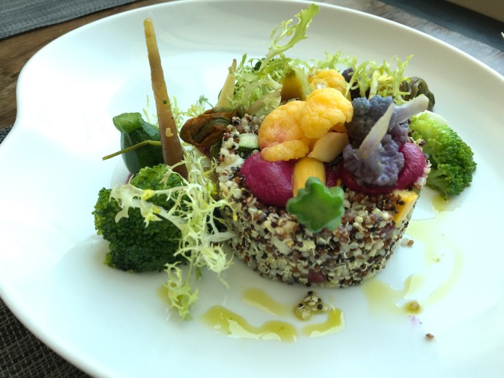 A photo of a quinoa salad with vegetables and herbal olive oil (salada de quinoa com legumes e azeite de ervas) at Organic Caffe in Estoril, Portugal.