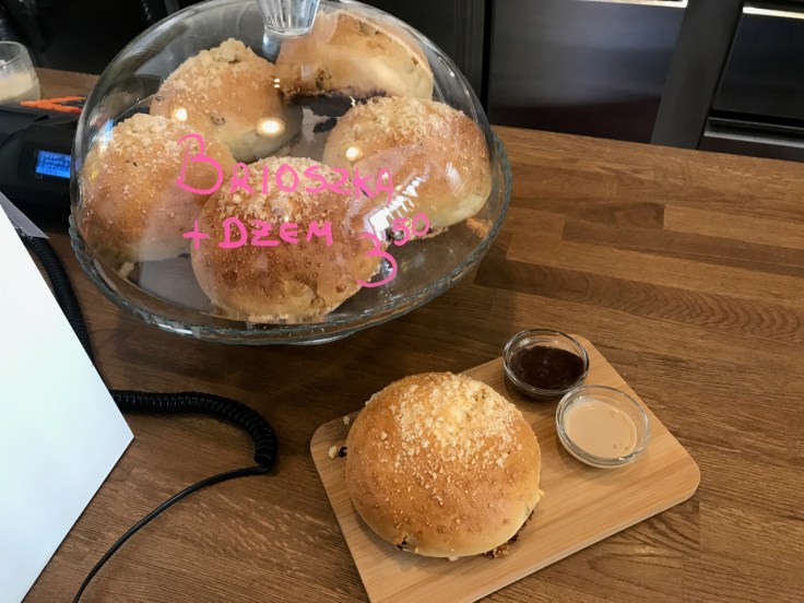 Brioszka i dzem (brioche bread with jam) on display in a glass case at Ciekawa Słodko-Słono restaurant and ice cream shop in Tarnów, Poland.