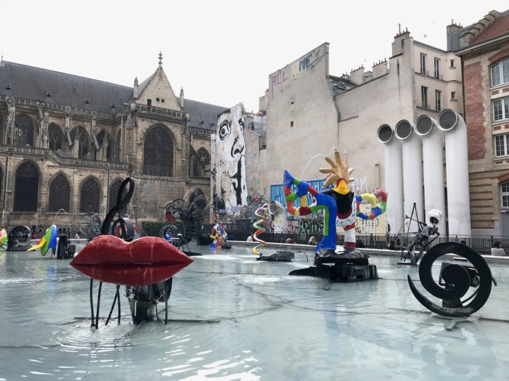 The Stravinsky Fountain (La Fontaine Stravinsky) is fountain with sixteen sculptures that move and spray water. Sculptors Jean Tinguely and Niki de Saint Phalle created it in 1983, and you can find it near the Centre Pompidou at the Place Stravinsky.