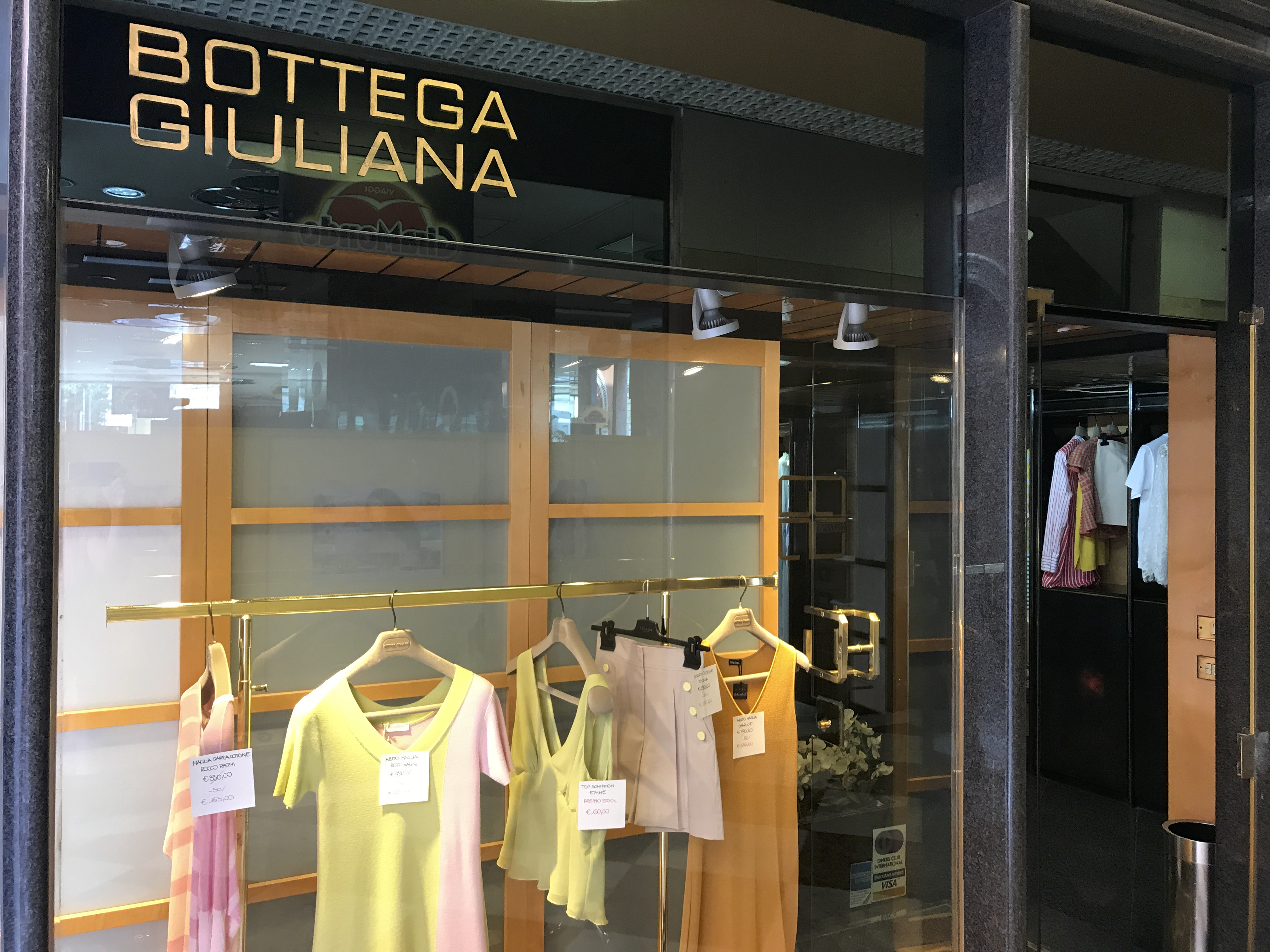 A photo of the outside exterior storefront shopfront of Bottega Giuliana, a cute boutique shop in Verona, Italy. Photo Courtesy of FoodWaterShoes